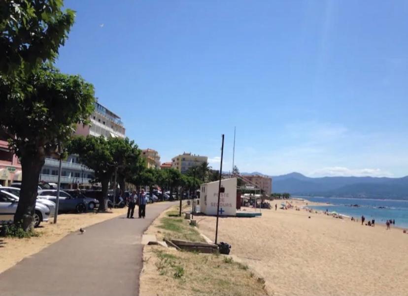 Ajaccio magnifique T2 37m2 centre ville vue mer au bord de la plage Neuf 4 couchages balcon parking privé fermé Clim wifi Esterno foto